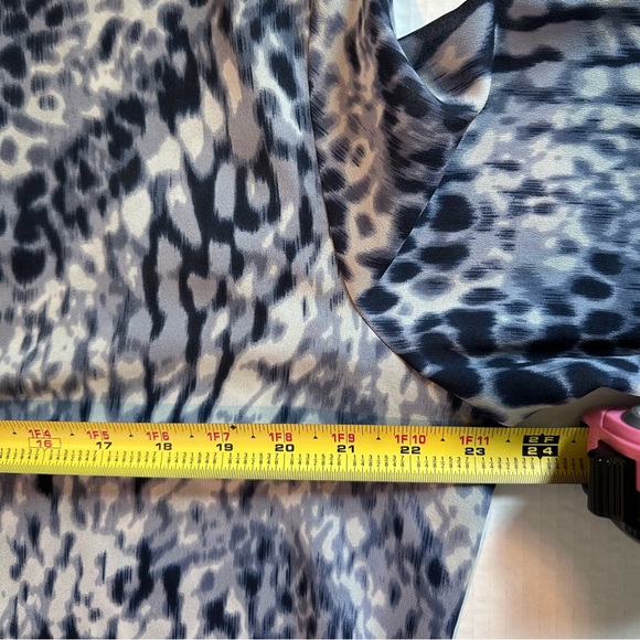 Chico’s blue animal print tunic Size 2. - Picture 6 of 10